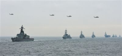 2012年10月14日，日本海上自衛(wèi)隊(duì)舉行閱艦式。2013年，日本自衛(wèi)隊(duì)時(shí)隔11年首增防衛(wèi)預(yù)算。資料圖片