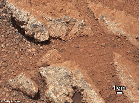 火星上一塊被稱之為“林克”的露出地面的巖層，四周的灰塵呈紅褐色。這一發(fā)現(xiàn)證明火星表面曾出現(xiàn)溪流