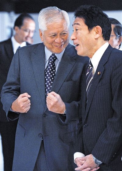 10日，馬尼拉，正在菲律賓訪問(wèn)的日本外相岸田文雄（右）與菲外長(zhǎng)羅薩里奧交談。
