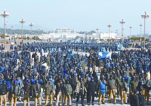 15日上午，大批警察在巴基斯坦首都伊斯蘭堡總統(tǒng)府前警戒。