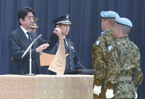 20日，日本首相安倍晉三向回國(guó)的戈蘭高地維和自衛(wèi)隊(duì)遞交政府獎(jiǎng)狀。安倍在儀式上稱(chēng)，近年“日本周邊的安全保障環(huán)境更加嚴(yán)峻”，為此將修改《防衛(wèi)計(jì)劃大綱》，進(jìn)一步加強(qiáng)日美同盟。