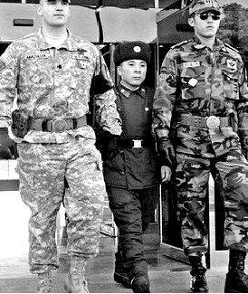 一名誤入韓國(guó)境內(nèi)的朝鮮士兵被送回國(guó) 