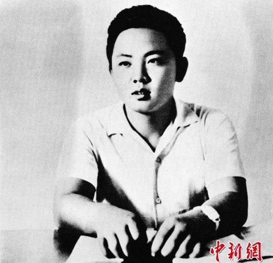 圖為朝鮮已故最高領(lǐng)導(dǎo)人金正日于1963年10月拍攝的大學(xué)時期照片。