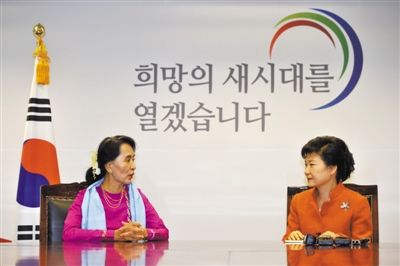29日，首爾，韓國候任總統(tǒng)樸槿惠與來訪的昂山素季會面。