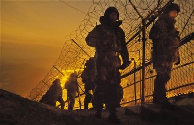 2012年12月26日，新年將至，韓國(guó)陸軍28師官兵在軍事分界線附近巡邏。