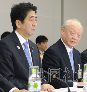 圖為會(huì)議秘書長(zhǎng)柳井俊二在發(fā)言。左為日本首相安倍晉三。（共同社）
