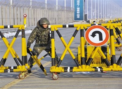 2月13日，朝韓邊境，韓國方面在通往朝鮮金剛山工業(yè)園區(qū)的韓國道路上設(shè)置路障。