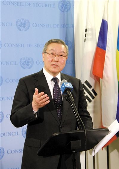 2月12日，安理會(huì)輪值主席國、韓國外交通商部長官金星煥宣讀聲明。新華社發(fā)