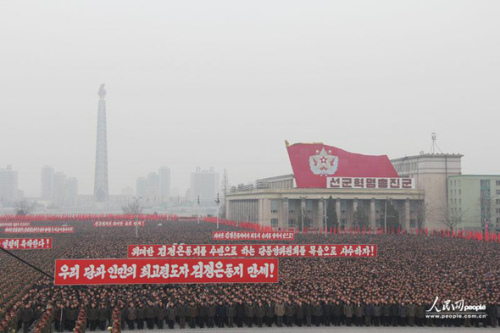 2013年2月14日，朝鮮在首都平壤的金日成廣場舉行了超過10萬人參加的平壤市軍民聯(lián)歡大會，慶祝第三次地下核試驗(yàn)成功。攝影：人民網(wǎng)記者 王莉
