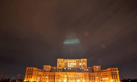 照片中，羅馬尼亞議會大樓上空出現神秘光圈。有人認為這是UFO。