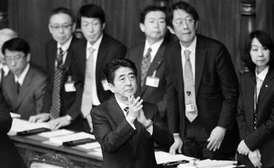 2月28日，日本首相安倍晉三（中）在國會鼓掌。他當天說，希望與中韓重新交好。