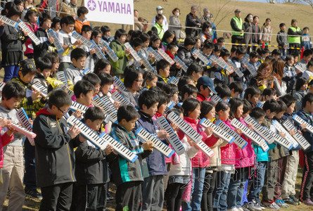 日本688人同時吹奏口風(fēng)琴打破吉尼斯紀錄（圖）
