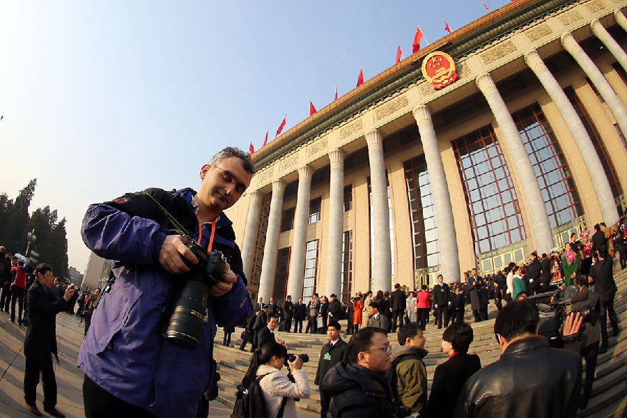 外國記者在人民大會堂外進行采訪。人民網(wǎng)記者吉羽/攝