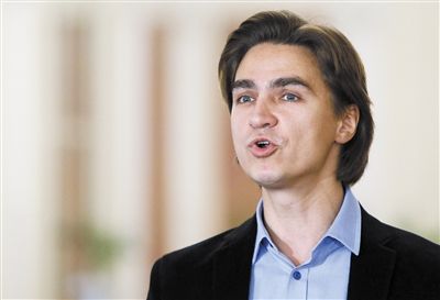 被潑硫酸的菲林現(xiàn)年42歲，是俄羅斯知名芭蕾舞演員。