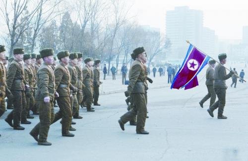 16日，一隊朝鮮士兵走過平壤街頭。