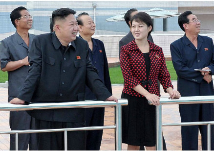 調(diào)查稱波點(diǎn)服裝在朝鮮最受歡迎女性效仿李雪主