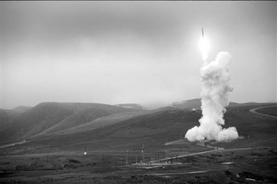 范登堡空軍基地，一枚攔截導(dǎo)彈發(fā)射升空。
