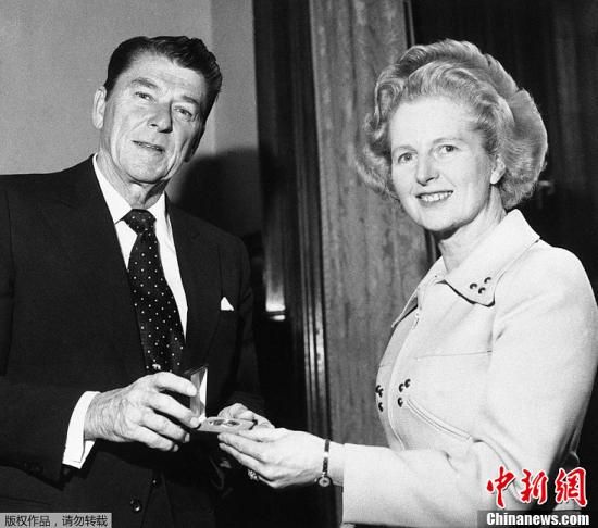 　英國“鐵娘子”、前首相撒切爾夫人8日去世，享年87歲。撒切爾夫人1979年至1990年任首相，是英國唯一一位女首相，也是英國20世紀(jì)連續(xù)執(zhí)政時(shí)間最長(zhǎng)的首相。圖為1975年4月9日，羅納德·里根贈(zèng)送撒切爾夫人（右）一枚銀制紀(jì)念章。