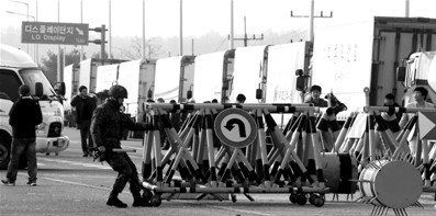 8日，朝鮮禁止韓方人員進(jìn)入開城工業(yè)園區(qū)。當(dāng)日朝鮮宣布將從開城工業(yè)園區(qū)撤出全部朝鮮工人，暫時(shí)中斷園區(qū)運(yùn)轉(zhuǎn)。