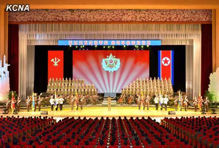 朝鮮人民軍協(xié)奏團(tuán)9日舉辦名為《用白頭山槍桿子贏取最后勝利》的音樂舞蹈綜合演出，慶祝金正日出任朝鮮國(guó)防委員會(huì)委員長(zhǎng)20周年。