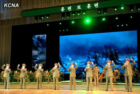 朝鮮人民軍協(xié)奏團(tuán)9日舉辦音樂(lè)舞蹈綜合演出，慶祝金正日出任朝鮮國(guó)防委員會(huì)委員長(zhǎng)20周年。