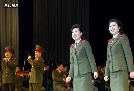 朝鮮人民軍協(xié)奏團(tuán)9日舉辦名為綜合演出，慶祝金正日出任朝鮮國(guó)防委員會(huì)委員長(zhǎng)20周年