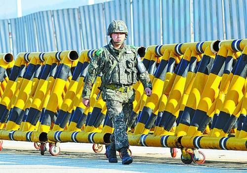 靠近南北軍事分界線的邊境城市坡州距首爾約40公里，韓國士兵在海關(guān)檢查站附近的統(tǒng)一大橋上設(shè)置了路障并嚴加檢查。新華社/法新 