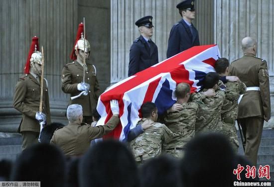 當(dāng)?shù)貢r間4月15日，英國前首相撒切爾夫的葬禮在英國倫敦舉行預(yù)演。據(jù)悉，正式的葬禮將于周三4月17日在倫敦圣保羅大教堂舉行，目前有多名國際政要確認(rèn)將出席。圖為彩排現(xiàn)場。
