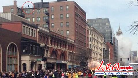 目擊者丹·蘭帕里奧拍攝的照片中，案發(fā)現(xiàn)場建筑屋頂?shù)目梢扇宋锍蔀門witter熱議話題。 圖片來自網(wǎng)絡(luò)