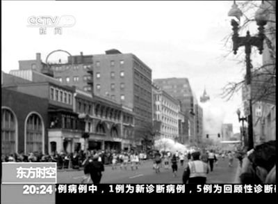 一名馬拉松參賽者15日拍攝的一段視頻中，一個(gè)屋頂神秘人引發(fā)各方猜想。央視截屏