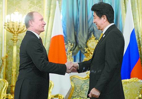 俄羅斯總統(tǒng)普京（左）4月29日在莫斯科與來訪的日本首相安倍晉三會(huì)談。 新華社/法新