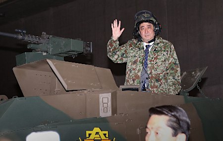 安倍“登戰(zhàn)車秀強硬”日緊鑼密鼓織“遏華網”