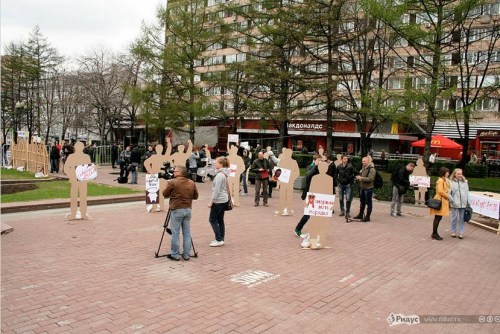 莫斯科市中心新普希金花園6日爆發(fā)“紙片人”集會(huì)，諷刺真實(shí)游行活動(dòng)無(wú)意義