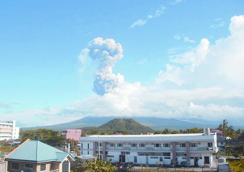 5月7日，菲律賓呂宋島東南部的馬榮火山發(fā)生噴發(fā)。據(jù)報(bào)道已造成5人死亡。