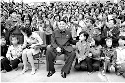 5月19日，朝鮮最高領(lǐng)導(dǎo)人金正恩與夫人李雪主訪問妙香山少年團(tuán)野營所，與孩子們合影。