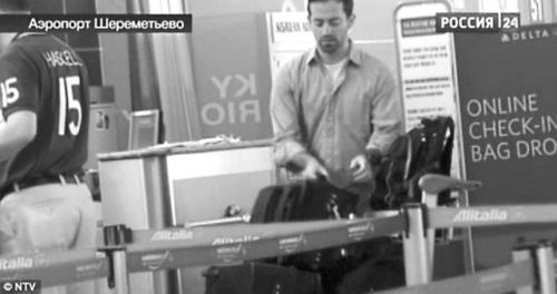 俄電視臺畫面截圖：福格爾19日推著行李箱步入機場。