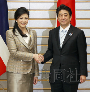 安倍會(huì)見英拉表達(dá)參與泰國高鐵項(xiàng)目愿望（圖）