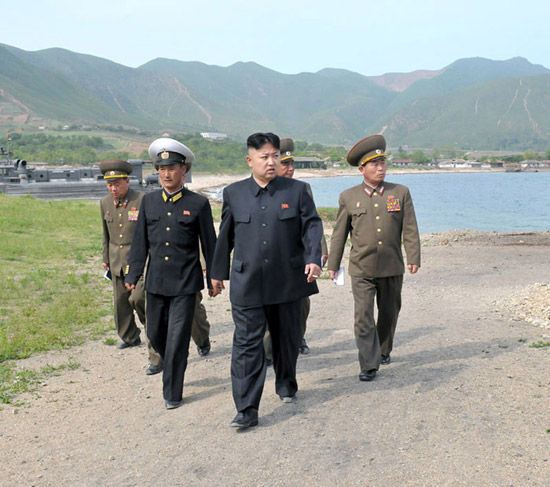 朝鮮《勞動(dòng)新聞》5月27日公開(kāi)朝鮮最高領(lǐng)導(dǎo)人金正恩視察朝鮮人民軍海軍第291部隊(duì)現(xiàn)場(chǎng)照。