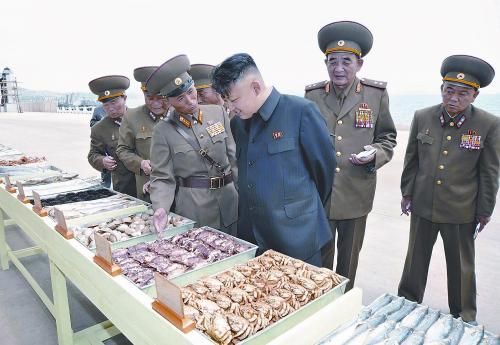 朝鮮官方近日點名批評韓國總統(tǒng)樸槿惠，引發(fā)朝韓雙方激烈嘴仗，圖為金正恩視察人民軍部隊后勤基地。