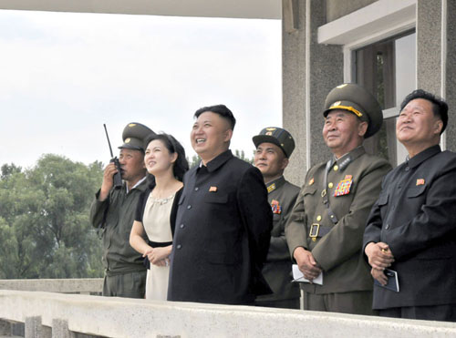 朝鮮最高領導人金正恩攜夫人李雪主18日視察了榮獲吳仲洽7團稱號的朝鮮人民軍航空與防空軍第1017部隊，并指導飛行訓練。（《勞動新聞》圖片） 點擊圖片進入下一頁！