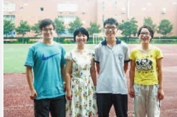 長郡中學(xué)，易楷寧（左一）、唐嘉（左二）、曾宇（左三）、朱佳怡（右一）高考（理科）分?jǐn)?shù)都在690分以上。 記者 羅智文 攝