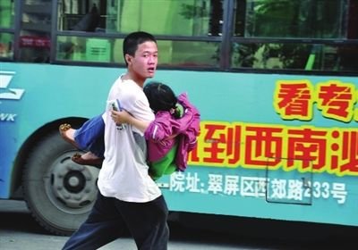 6月7日，黃子恒火速將肚子疼的小苗送上車。（資料圖片）