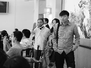 搭乘韓亞航空公司失事客機的3名山西教師(右)應(yīng)邀做客中國駐美國舊金山總領(lǐng)事官邸。新華社發(fā)