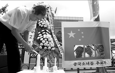 ?15日，韓國首爾鐘路區(qū)，人們悼念在韓亞客機(jī)事故中不幸遇難的3名中國女孩。