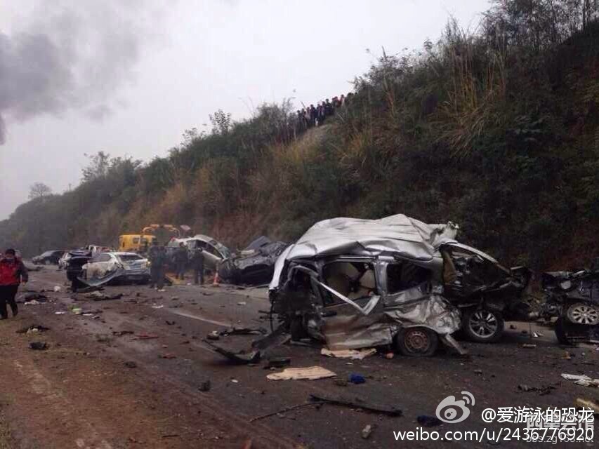 四川罐車(chē)追尾10余輛車(chē)已致8死26傷