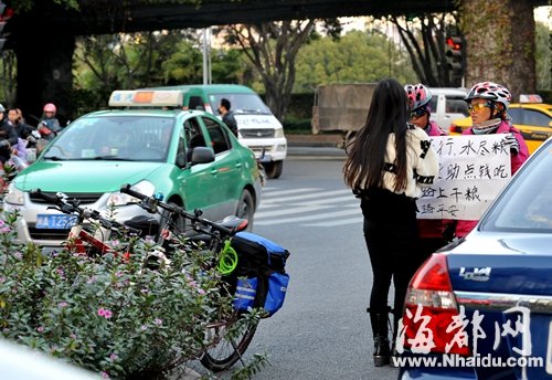騎行者行乞多半是騙子:給我們一點(diǎn)錢 隨便他們說(shuō)