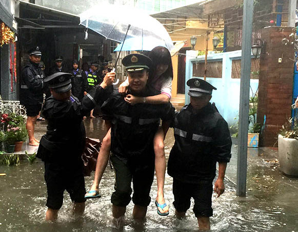 民警從積水處背出被困群眾。