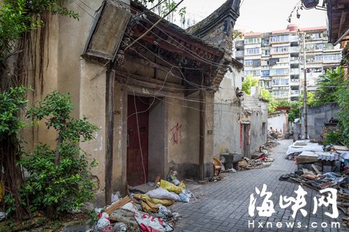 城直街33號，原本是一棟三進古宅（市民陳先生供圖，2012年攝，獎50元），如今，門臉和一、二進已被拆