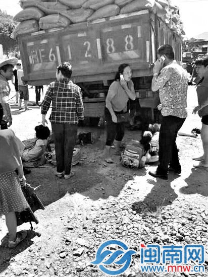 大貨車突然竄出車道，孩子被撞倒