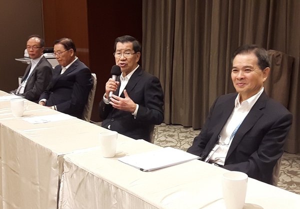 2016兩岸企業(yè)家峰會(huì)5日在金門登場(chǎng)，峰會(huì)臺(tái)灣方面理事長蕭萬長（右2）表示，盼望透過峰會(huì)這個(gè)平臺(tái)，在雙方競(jìng)合中，尋找新的合作模式，以壯大臺(tái)商。圖片來源：臺(tái)“中央社”